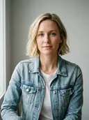 Photo de la personne qui reconnaît : une femme blonde en veste en jean et t-shirt blanc