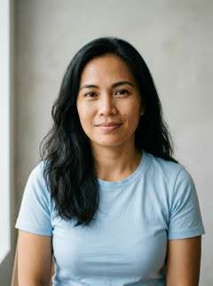Photo of the one who still knows them: a woman with long dark hair in a light blue T-shirt
