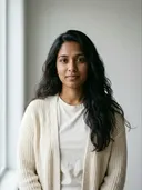 Femme générée par IA aux longs cheveux bruns en cardigan crème